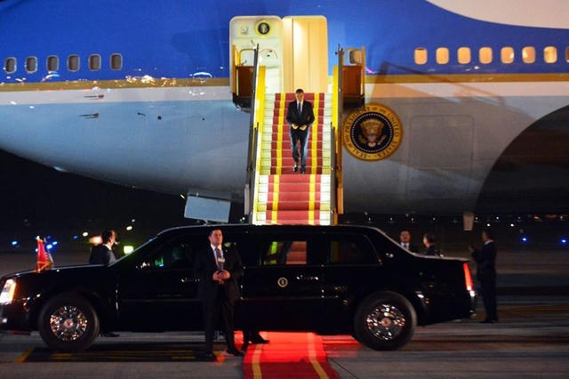 Tổng thống Obama bước xuống từ chuyên cơ Không lực Một vào lúc 21h45 tối ngày 23/5.
