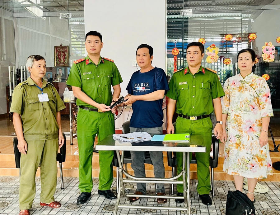 Ông Nguyễn Trung Trực (ngụ phường An Xuyên) tự nguyện giao nộp khẩu súng K54 cho cơ quan Công an.
