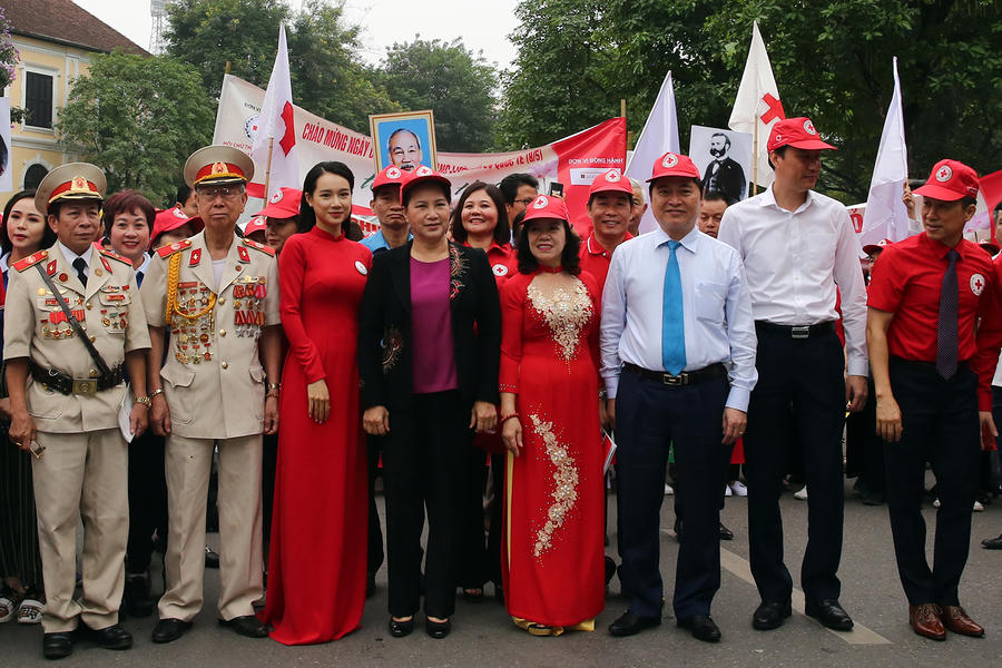 Chủ tịch Quốc hội Nguyễn Thị Kim Ngân đi bộ diễu hành quanh khu vực hồ Hoàn Kiếm hưởng ứng