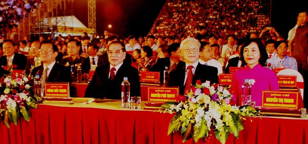 Tổng Bí thư Nguyễn Phú Trọng và lãnh đạo, nguyên lãnh đạo Đảng và Nhà nước đến dự tại Lễ kỷ niệm 1050 năm Nhà nước Đại Cồ Việt.