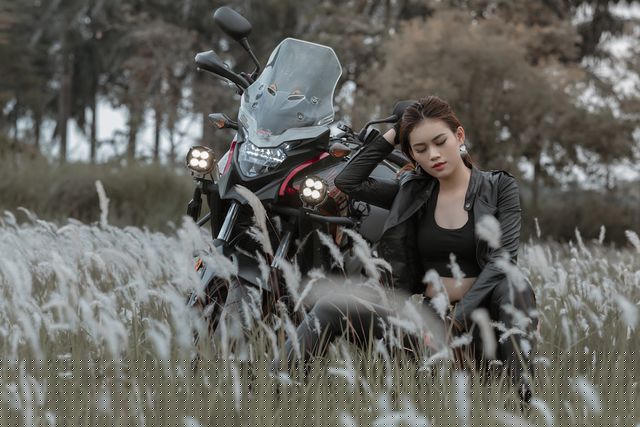 Diệu Thuý có chiều cao nổi trội 1m69. Cô có tính cách mạnh mẽ và không ngại thử thách. Số đo 3 vòng của cô là 85-64-95.