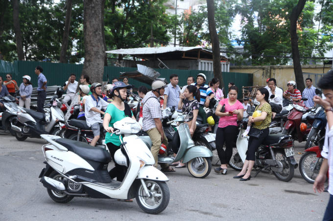Từ 6h sáng phụ huynh đưa con đến điểm thi.
