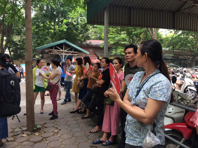 Các bậc phụ huynh đang thấp thỏm mong chờ con bước ra khỏi phòng thi.