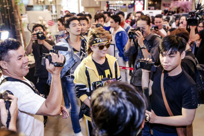 Đàm Vĩnh Hưng trẻ trung vượt tuổi, xuất hiện chuẩn nam thần trong buổi ra mắt MV