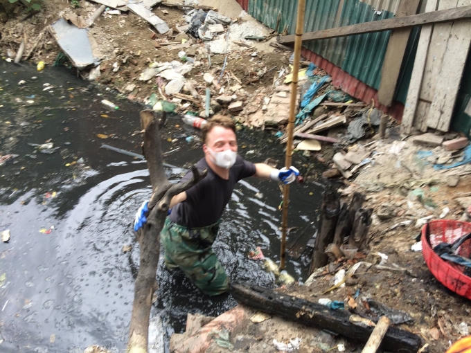 Sự phấn khởi hiện rõ trên khuôn mặt của "ông Tây". (Nguồn: Facebook).