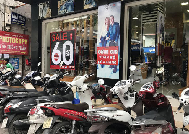 Nhờ có những chương trình giảm giá khủng mà khách tới cửa hàng tăng đột biến.