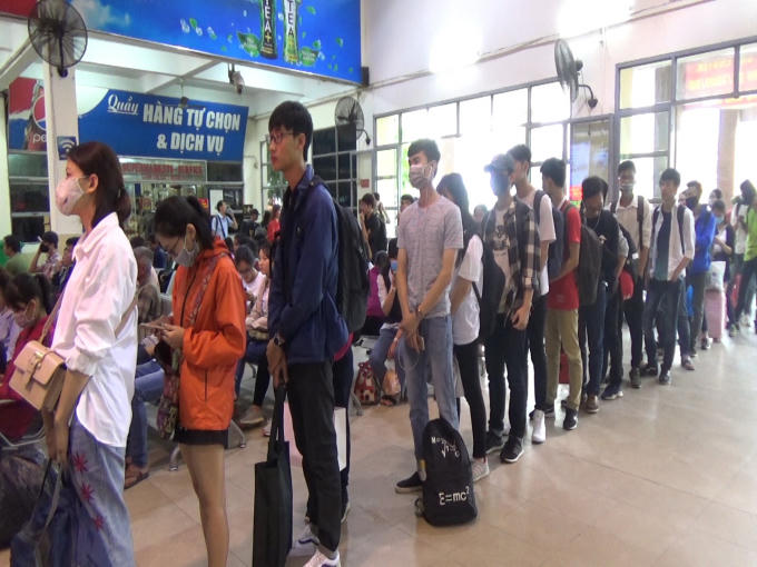 Mọi người xếp hàng để mua vé tại Bến xe Mỹ Đình.