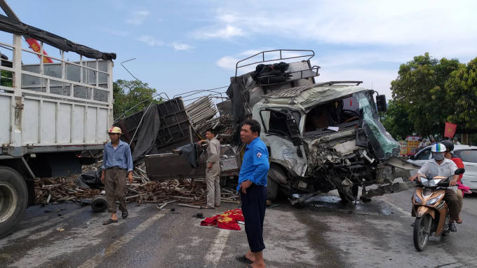 Phần đầu hai chiếc xe biến dạng sau cú va chạm kinh hoàng.