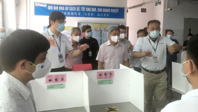 Thứ trưởng Bộ Y tế Nguyễn Trường Sơn kiểm tra công tác phòng chống dịch tại khu công nghiệp Quang Châu, Việt Yên, Bắc Giang.