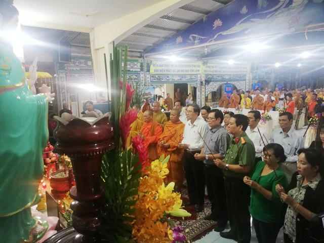Các đại biểu tham dự thắp hương tưởng niệm các nạn nhân tử vong vì tai nạn giao thông.