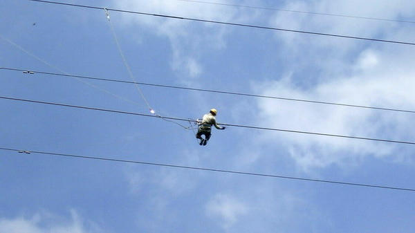 Bảo dưỡng đường dây 220 kV Châu Đốc - Tà Keo (ảnh Hữu Nhân)
