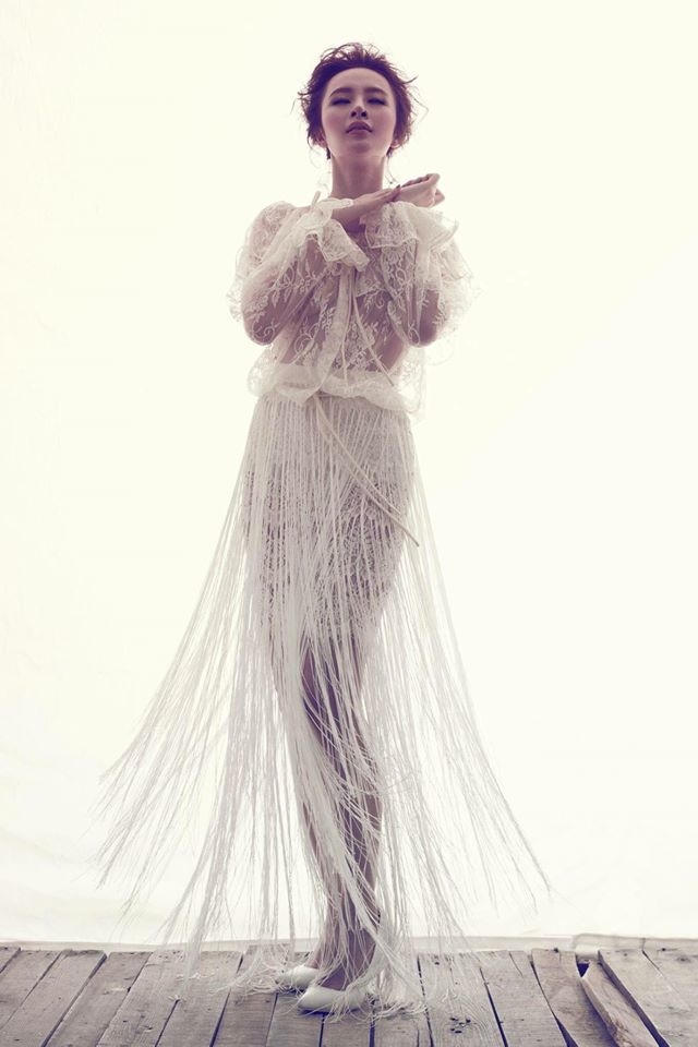 Bên cạnh đó là những chiếc váy được thiết kế tua rua trông khá điệu đà.