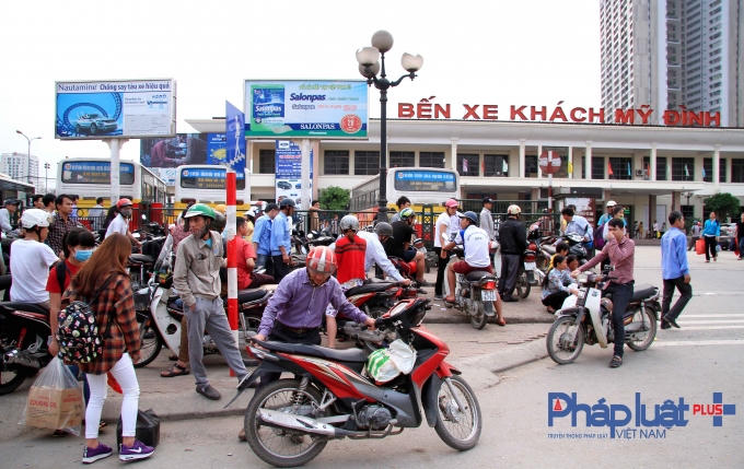 Hôm nay là ngày nghỉ cuối trong dịp nghỉ lễ kéo dài 3 ngày, người dân ở khắp nơi đổ dồn về Thủ đô để bắt đầu cho tuần làm việc mới