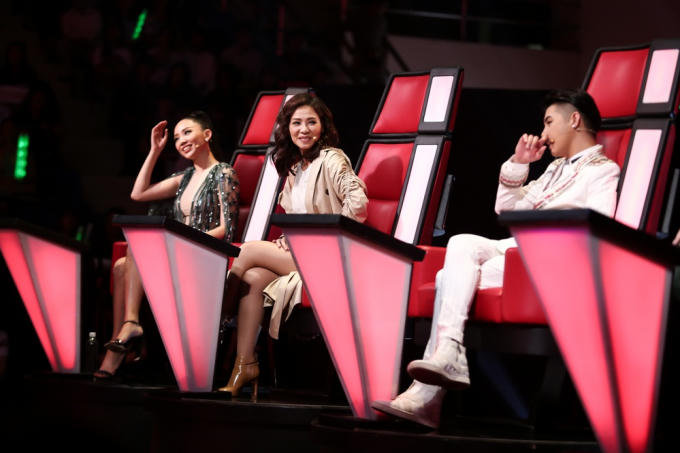 Giọng h&aacute;t Việt 2017 tập 12: Thu Minh nắm tay T&oacute;c Ti&ecirc;n nh&uacute;n nhảy trước tiết mục