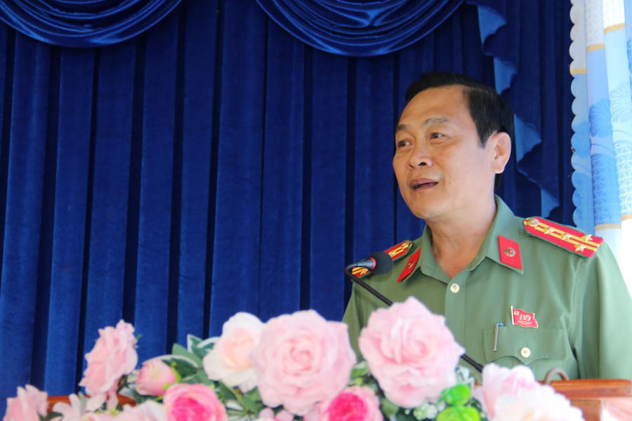 Đại tá Hồ Việt Triều, đại diện các ứng cử viên đại biểu Quốc hội, nghiêm túc tiếp thu, ghi nhận và trao đổi với cử tri.