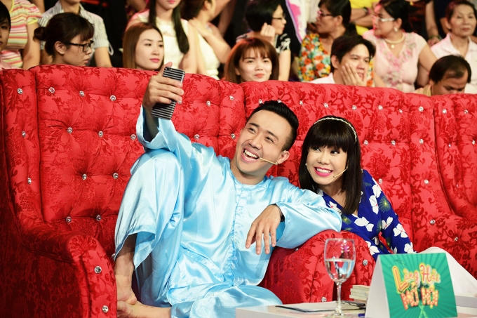 Trấn Thành, Việt Hương tranh thủ tự sướng trong hậu trường.