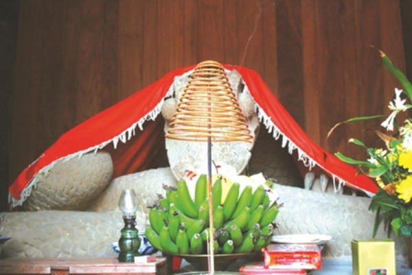 Pho tượng rồng cắn thân, chăn xé mình thể hiện sự xám hối của vua Lý Nhân Tông trong vụ án hồ Dâm Đàm.