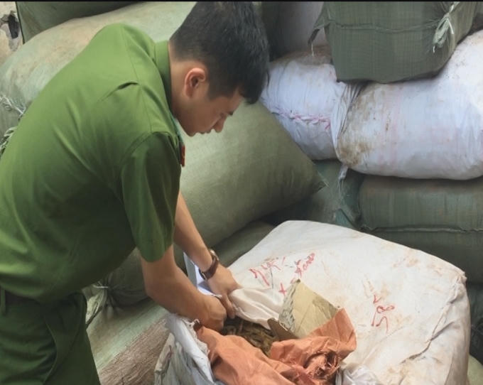 Lực lượng công an đang tiến hành kiểm tra các bao tải.