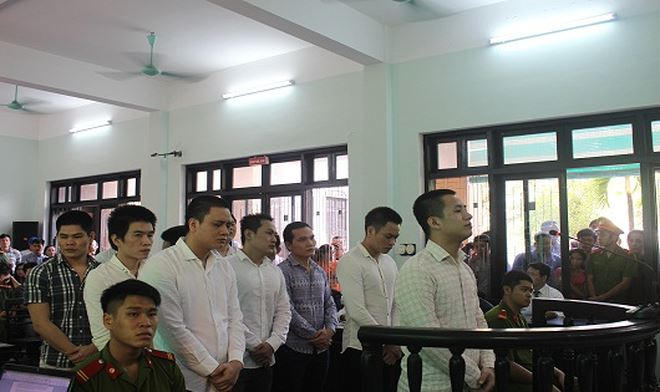Các đối tượng tại phiên tòa xét xử.