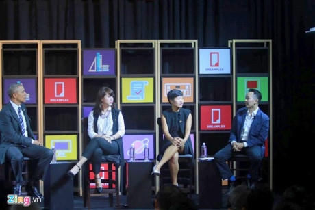 Uyên Vy, Thúy Hằng, Khoa Phạm (từ trái sang) trong buổi đối thoại với Tổng thống Obama.