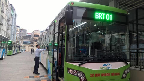 Để chuẩn bị cho buổi khai trương, những người lái xe đã cẩn thận lau chùi chiếc xe của mình cho thật sạch sẽ.