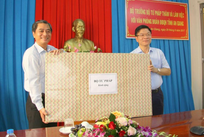 Bộ Trưởng Lê Thành Long cùng Đoàn công tác Bộ Tư pháp đã đến thăm và tặng quà lưu niệm cho Văn phòng Đoàn đại biểu Quốc hội tỉnh An Giang.