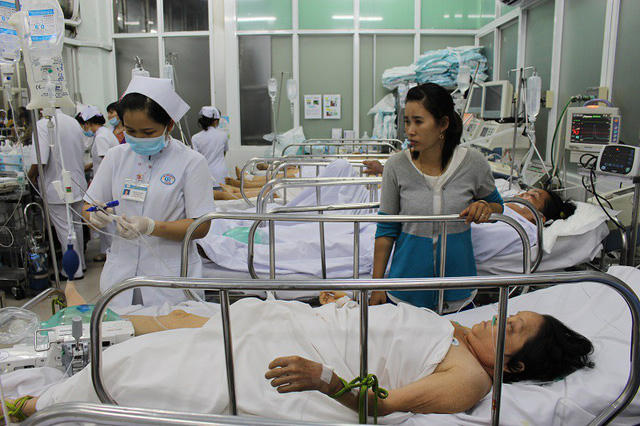 Sự quan tâm, chia sẻ của y bác sĩ và nhân viên y tế sẽ là sợi chỉ đỏ giữ quan hệ tốt với người bệnh