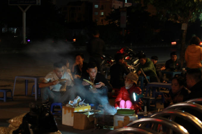 Quán ngô nướng tại công viên Hòa Bình.