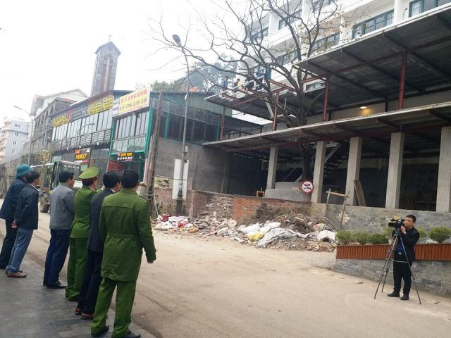 Cơ quan chức năng huyện Tam Đảo trực tiếp chỉ đạo việc tháo dỡ các hộ vi phạm.