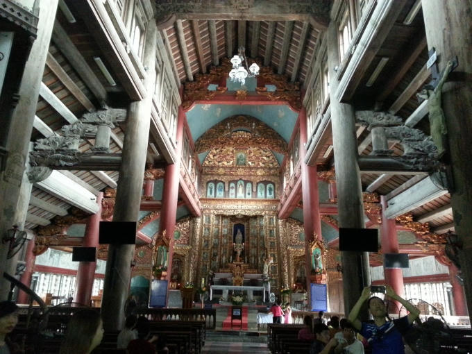 Bên trong nhà thờ lớn Phát Diệm.