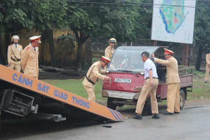 Lực lượng chức năng đang đưa chiếc xe tự chế lên xe kéo của Đội Nội tỉnh.
