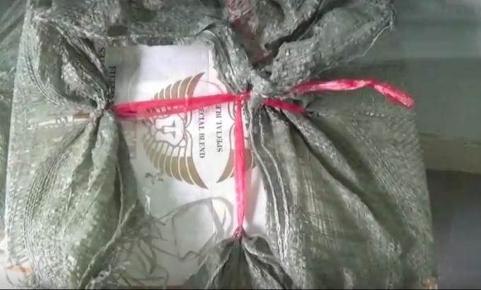 Qua kiểm tra xác định là thuốc lá lậu hiệu Jet.