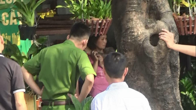 Đối tượng dùng súng uy hiếp phụ nữ làm con tin.