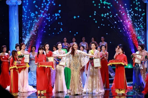 Hân hoan với niềm vui chiến thắng.