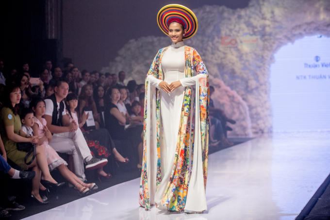 Trương Thị May rạng rỡ l&agrave;m vedette cho show diễn của Thuận Việt