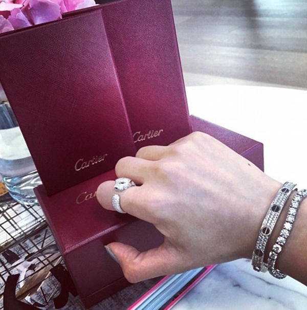 Những chiếc nhẫn hàng hiệu với thiết kế độc đáo là niềm đam mê của cô gái trẻ.