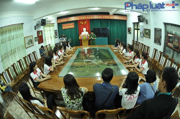 Phó trưởng ban quản lý Đào Anh Tuân chia sẻ và kể lại những câu chuyện, những sự hy sinh anh dũng của các chiến sĩ tại Ngã Ba Đồng Lộc.