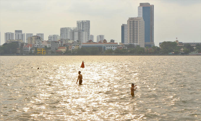 Nắng nóng, nhu cầu giải nhiệt của người dân Thủ đô tăng cao. Và Hồ Tây trở thành 1 địa điểm lý tưởng.