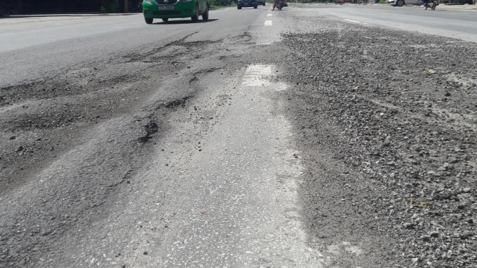 Tình trạng xuống cấp đang ngày một diễn ra nghiêm trọng khiến tuyến đường trở nên thê thảm.