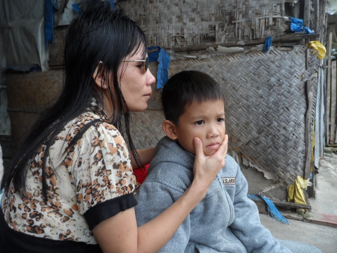 Con trai chị mới 7 tuổi mà hằng ngày phải đi bộ gần 2km đến trường.