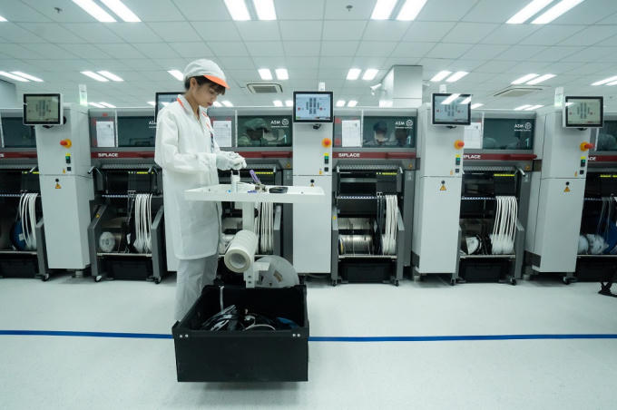 Dây truyền gắn linh kiện điện tự động tại nhà máy Vsmart.
