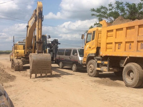 Doanh nghiệp có xe vi phạm điều xe máy xúc đến cản trở hoạt động của Đoàn Kiểm tra (Ảnh: T.A).