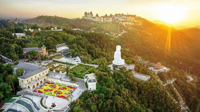 Tượng Phật chùa Linh Ứng trên đỉnh Bà Nà.