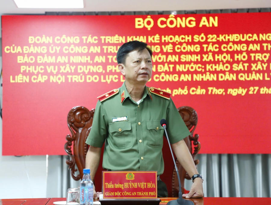 Thiếu tướng Huỳnh Việt Hòa – Giám đốc Công an TP. Cần Thơ, phát biểu tại buổi làm việc.