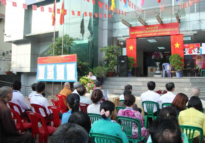 Buổi lễ khai mạc diễn ra ngắn gọn với sự tham dự của các cử tri.