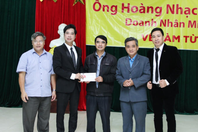 Danh ca Ngọc Sơn trao hơn 300 triệu cho đồng bào vùng bão lũ Quảng Nam