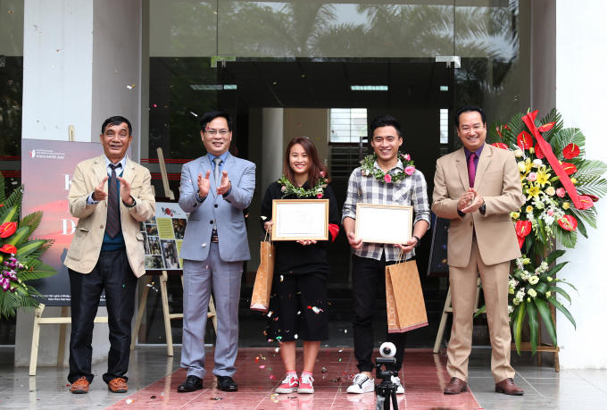 Hội đồng nghệ thuật đã chọn ra 45 tác phẩm ảnh đơn và 9 bộ ảnh xuất sắc nhất để trao giải.