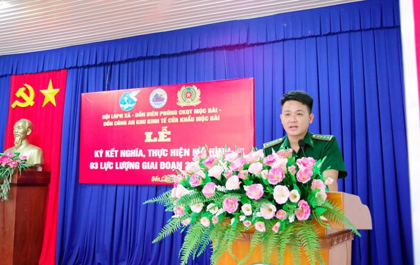 Đại úy Dương Thanh Vũ - Chính trị viên phó đồn Biên phòng Cửa khẩu Quốc tế Mộc Bài thông qua nội dung báo cáo của đơn vị
