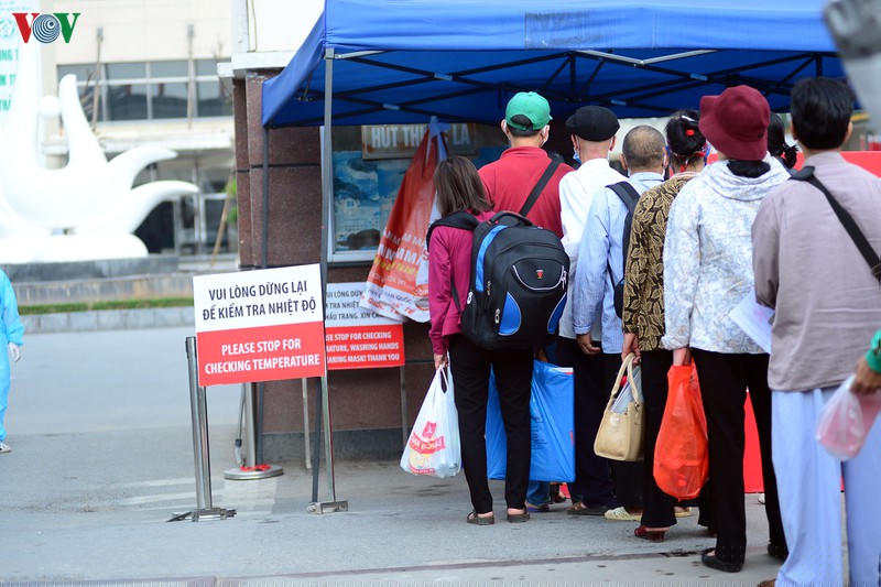 anh: nguoi dan chen chuc den kham tai cac benh vien o ha noi sau cach ly hinh 2