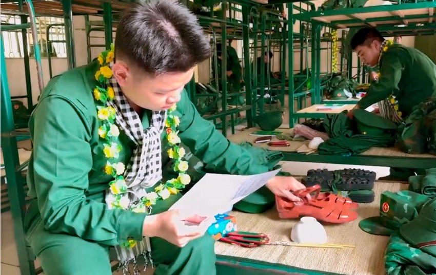 Chiến sĩ mới kiểm tra, sắp xếp lại quân tư trang vừa được cấp phát